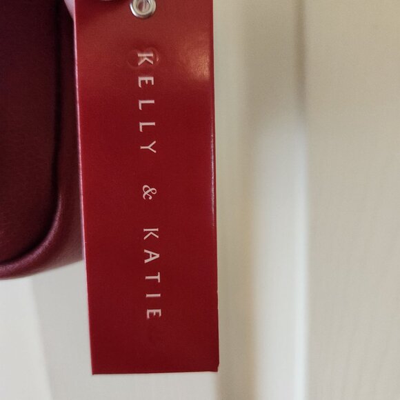 Kelly & Katie Red Crossbody Bag With Front Pocket & Adjustable Strap - Picture 4 of 11